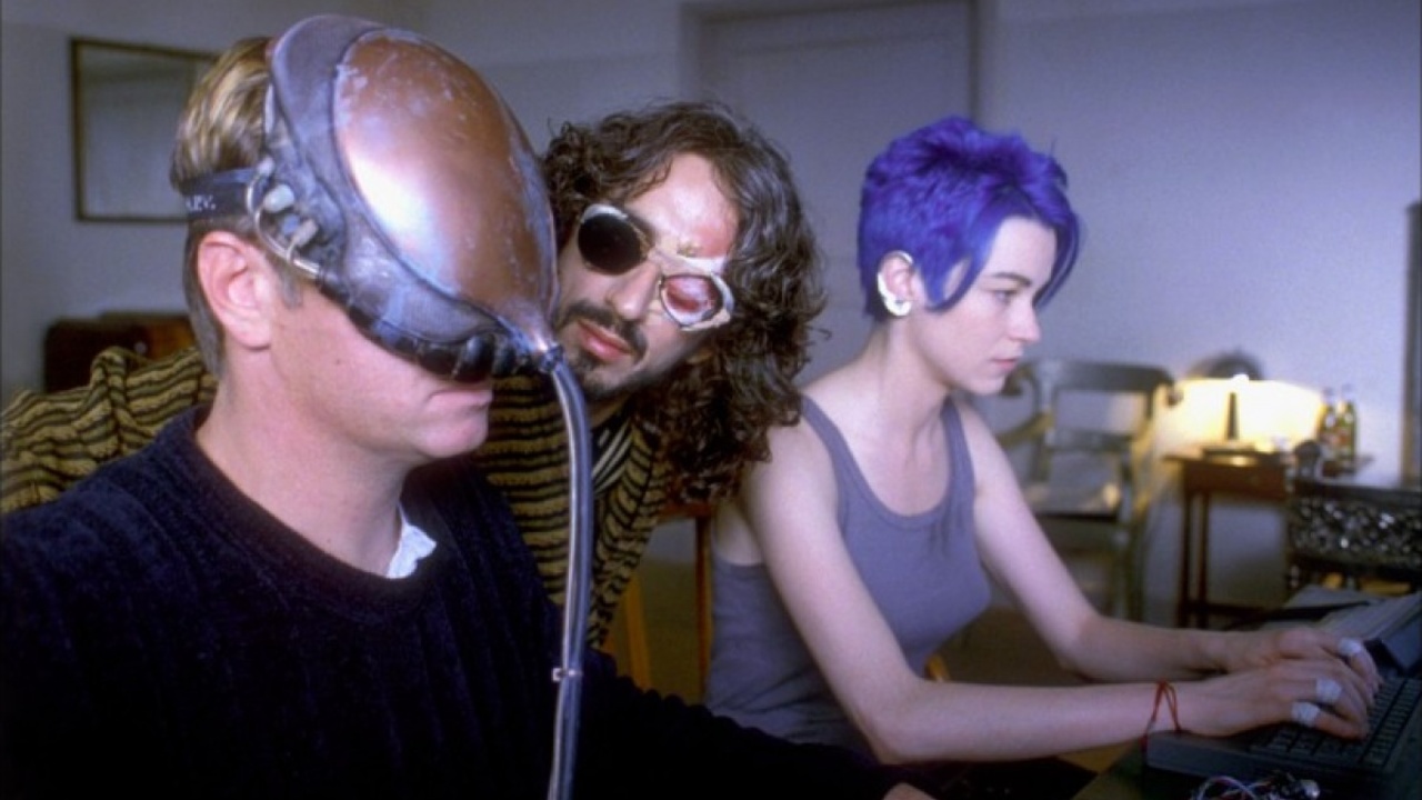 Nirvana - Diego Abatantuono nei panni di Solo immerso nello spazio blu virtuale del videogioco